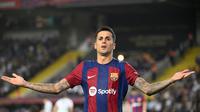 Joao Cancelo sudah mencetak gol untuk Barcelona saat menghadapi Real Betis dalam ajang La Liga 2023/2024 di Estadi Olimpic Lluis Companys, Minggu (17/9/2023) dini hari WIB. (AFP/Josep Lago)