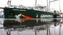 Kapal Greenpeace Rainbow Warrior saat bersandar di Dermaga Terminal Penumpang Nusantara, Tanjung Priok, Jakarta, Senin (23/4). Kapal tersebut tiba di Jakarta setelah hampir dua bulan berlayar dari Indonesia bagian timur. (Liputan6.com/Arya Manggala)