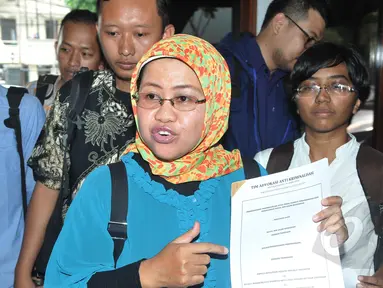 Kuasa Hukum Novel Baswedan, Muji Kartika Rahayu bersama biro hukum KPK menunjukkan surat pendaftaran permohonan praperadilan di PN Jakarta Selatan, Senin (4/5/2015).  (Liputan6.com/Herman Zakharia)