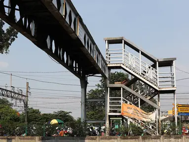 Suasana Jembatan Penyeberangan Orang (JPO) Pasar Minggu yang akan segera diturunkan di Jakarta, Kamis (4/4). Dampak dari proses penurunan JPO yang ambruk beberapa tahun lalu tersebut adalah pengalihan arus lalu lintas di sekitar lokasi. (Liputan6.com/Immanuel Antonius)