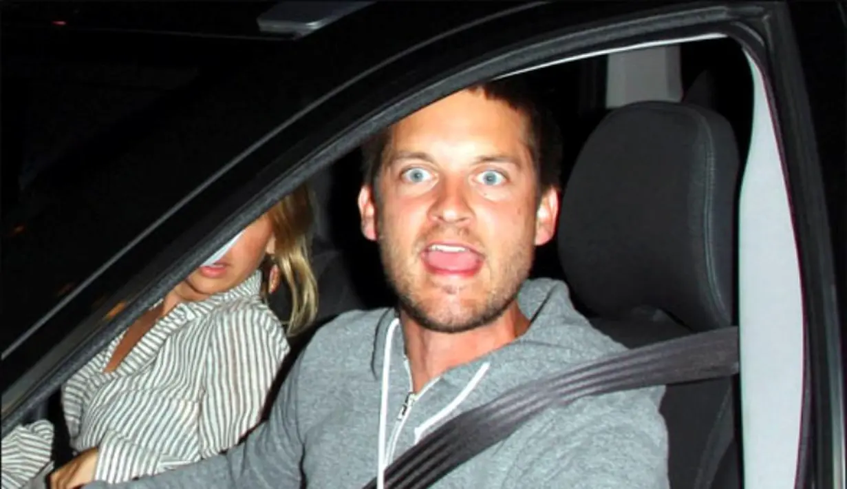 Tobey McGuire pernah meminta fansnya untuk menggonggong seperti anjing laut dan membayar US$1000. Saat ditolak, ia mengolok-olok wanita tersebut sebagai orang kaya. (20minutos.es)