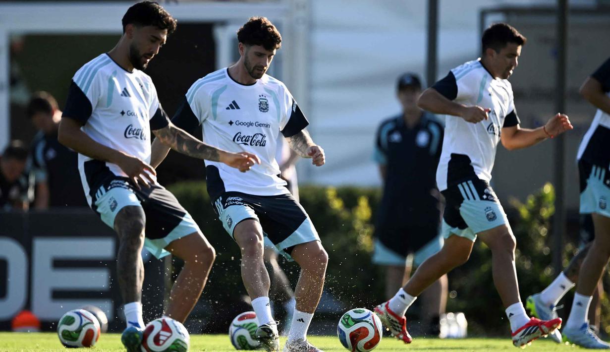 Argentina sendiri diketahui menargetkan kemenangan kelima beruntun. Tampak dalam foto, pemain Timnas Argentina, Nicolas Gonzalez, Marcos Senesi dan Marcos Acuna (kiri ke kanan) saat mengikuti sesi latihan di Ezeiza, provinsi Buenos Aires, Argentina, pada 30 Maret 2026. (Luis ROBAYO/AFP)
