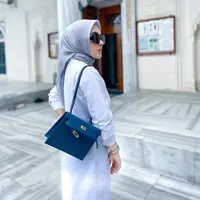 Syahrini pose bareng Reino Barack di masjid tempatnya menikah di Tokyo, posenya tuai perhatian. (Instagram @princessyahrini)