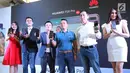 Jajaran Direktur dan CEO Huawei menunjukkan ponsel Huawei P20 Pro di Jakarta, Kamis (28/6). Huawei P20 Pro resmi dipasarkan dan dibanderol seharga Rp 11.999.000 di Indonesia. (Liputan6.com/Angga Yuniar)