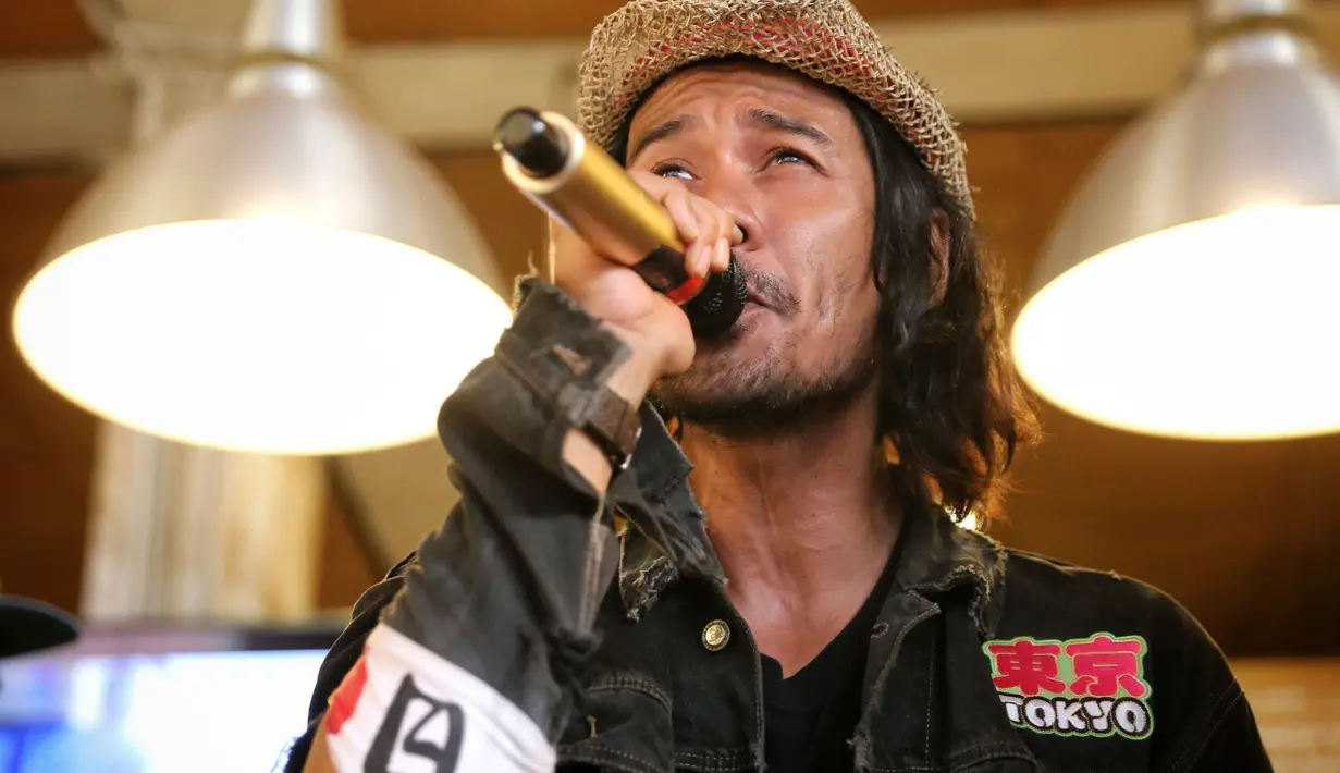 Selain itu, Chicco mengatakan bahwa ini merupakan pengalaman pertamanya untuk terjun ke dunia tarik suara. Meskipun merasakan tegang, namun Chicco mengaku sangat senang mencoba dunia barunya ini. (Adrian Putra/Bintang.com)