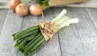 9 Cara Menyimpan Daun Bawang agar Tidak Cepat Layu, Stok Dapur Lebih Tahan Lama