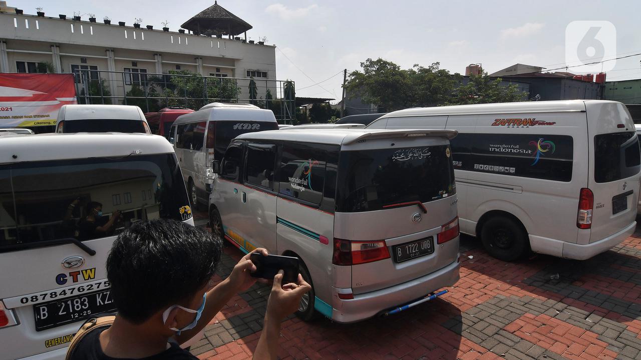 Puluhan Mobil Travel Gelap