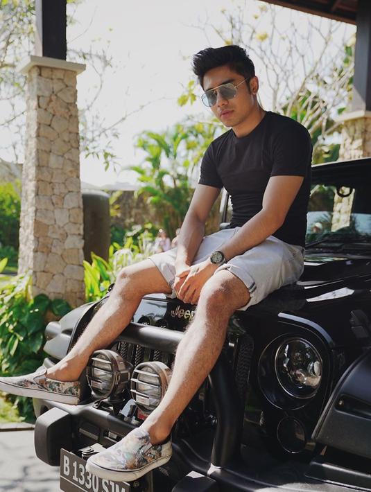 Mengawali karir sebagai model majalah, Riza terbukti pandai berpose. Tampilan yang casual dengan baju bwarna hitam yang dilengkapi dengan kacamata model aviator membuat gaya Riza semakin memukau. (Liputan6.com/IG/@rizasyah_14)