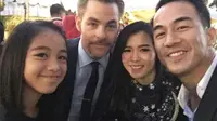 Joe Taslim Ajak Anak dan Istri Foto Bareng Pemain Star Trek