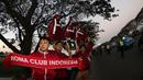 Suporter klub Seri A Italia, AS Roma, menunggu kedatangan tim AS Roma yang tiba di Bandara Soekarno-Hatta, Jakarta. Jumat (24/7/2015). (Arief Bagus/Bola.com)