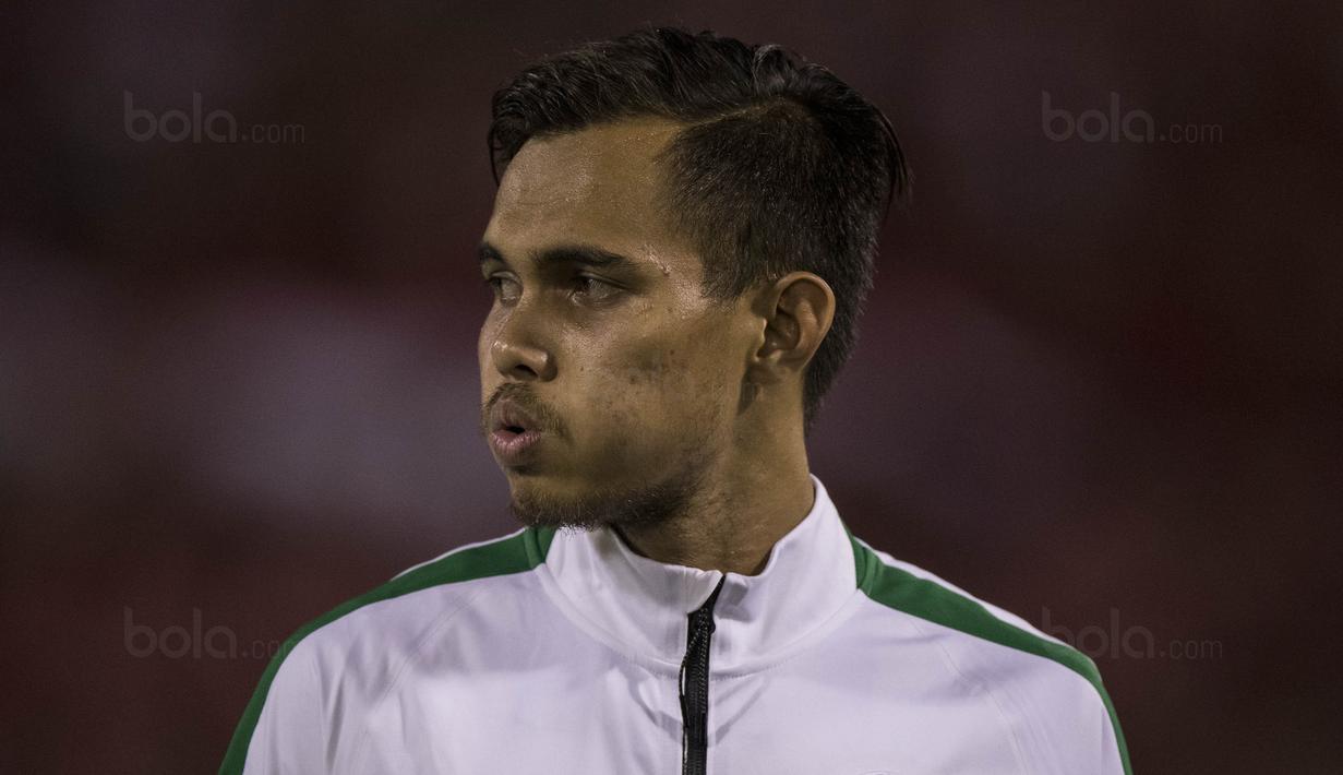 Bek Timnas Indonesia, Rezaldi Hehanusa, menghela nafas sebelum melawan Vietnam pada laga SEA Games di Stadion MPS, Selangor,Selasa (22/8/2017). Kedua negara bermain imbang 0-0. (Bola.com/Vitalis Yogi Trisna)