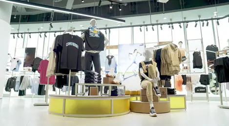 Butik Sun Sand Sports Hadir di PIM 3 Usung Konsep Taman Bermain Olahraga Fashion Fimela