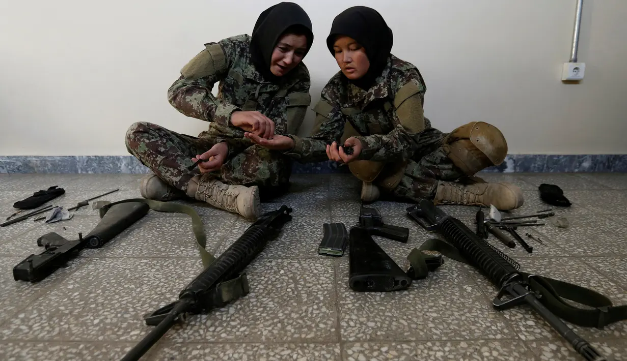 Prajurit wanita dari Tentara Nasional Afganistan (ANA) membersihkan senjata mereka di Kabul Military Training Centre (KMTC), 26 Oktober 2016. Keahlian prajurit wanita ANA tak perlu diragukan lagi dalam hal berperang dan bela diri (REUTERS/Mohammad Ismail)
