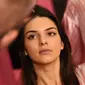 Model seksi Kendall Jenner saat dirias di belakang panggung sebelum tampil dalam acara Victoria Secret Fashion Show 2015 di Lexington Armory, New York, Selasa (10/11/2015). (Dimitrios Kambouris/Getty Images untuk Victoria Secret /AFP)