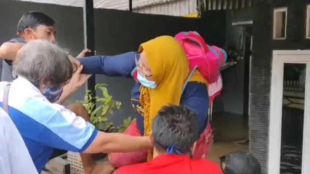 Proses Evakuasi Ibu Hamil Besar di Tengah Banjir