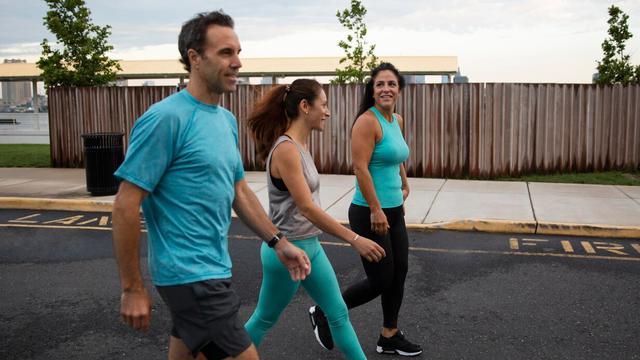 Berjalan Kaki Sebelum dan Sesudah Makan, Sama-Sama Bermanfaat tapi Beda Efek