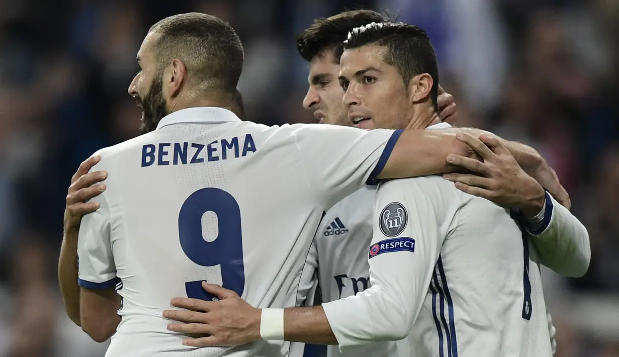  Penyerang Real Madrid, Alvaro Morata melakukan selebrasi bersama Cristiano Ronaldo dan Karim Benzema usai mencetak gol kegawang Legia Warsawa pada lanjutan Grup F Liga Champion di stadion Santiago Bernabeu, Spanyol, (18/10). (AFP Photo/JAVIER Soriano)