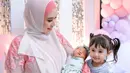 Terlihat wajah bahagia yang terpancar dari wajah Kartika Putri dan juga putri pertamanya. [Foto: instagram/kartikaputriworld]