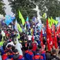 Ribuan buruh dari berbagai organisasi dan serikat buruh menggelar aksi unjuk rasa meminta kenaikan upah di Gedung Sate, Kota Bandung, Selasa (30/11/2021). (Foto: Liputa6.com/Huyogo Simbolon)