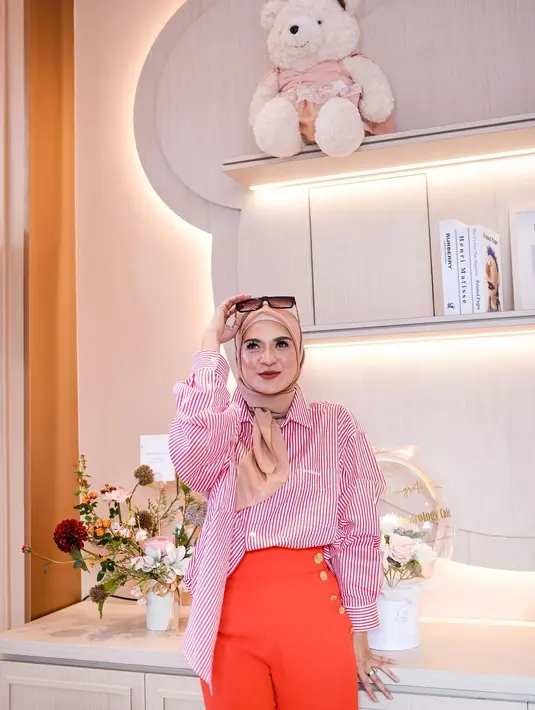 Tak heran jika gaya hijab yang ia kenakan sukses membuat Delia Septianti tampil awet muda bak ABG. Mantan istri Tofan Putra ini juga kerap tampil mengenakan kacamata hitamnya yang kece. (Liputan6.com/IG/@deliaseptianti).