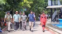 Sekda Purwakarta, Norman Nugraha (kedua dari kanan) saat melaksanakan monitoring ke sejumlah destinasi wisata di momentun libur Lebaran 2024 ini guna memastikan kenyamanan pengunjung. Foto (istimewa)