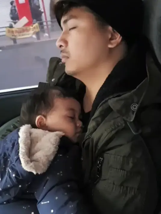 Chelsea Olivia, terus mengabadikan momen spesial sang buah hati dari waktu ke waktu, termasuk foto ini. Di mana Natusha Olivia Alinskie tertidur pulas di pelukan sang ayah, Glenn Alinskie yang juga tertidur. (Instagram/natushaa.oliviaa.alinskie)