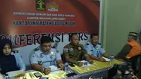 Kantor Imigrasi Kelas II Cirebon memberi keterangan pers usai penangkapan WNA asal Jerman di Indramayu. Foto (Liputan6.com / Panji Prayitno)