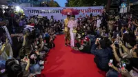 Pengunjuk rasa pro-demokrasi tampil di peragaan busana tiruan red carpet (karpet merah) semacam tandingan yang diadakan salah satu putri monarki di dekat Bangkok, Thailand pada 29 Oktober 2020. (File AP/Gemunu Amarasinghe)