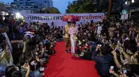 Pengunjuk rasa pro-demokrasi tampil di peragaan busana tiruan red carpet (karpet merah) semacam tandingan yang diadakan salah satu putri monarki di dekat Bangkok, Thailand pada 29 Oktober 2020. (File AP/Gemunu Amarasinghe)