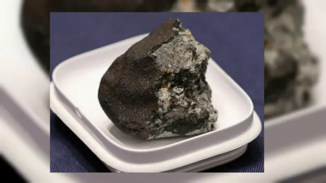 Bagian meteorit Chelyabinsk dipamerkan dalam dengar pendapat dengan House Administration Committee di Longworth House Office Building, Washington, DC, 17 Juni 2015. (Sumber AFP/Chip Somodevilla )