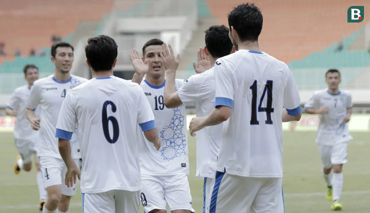 Pemain Uzbekistan merayakan gol yang dicetak oleh Amonov Azizbek ke gawang Bahrain pada laga PSSI Anniversary Cup 2018 di Stadion Pakansari, Senin (30/4/2018). Babak pertama  Uzbekistan 1-1 dengan Bahrain. (Bola.com/M Iqbal Ichsan)