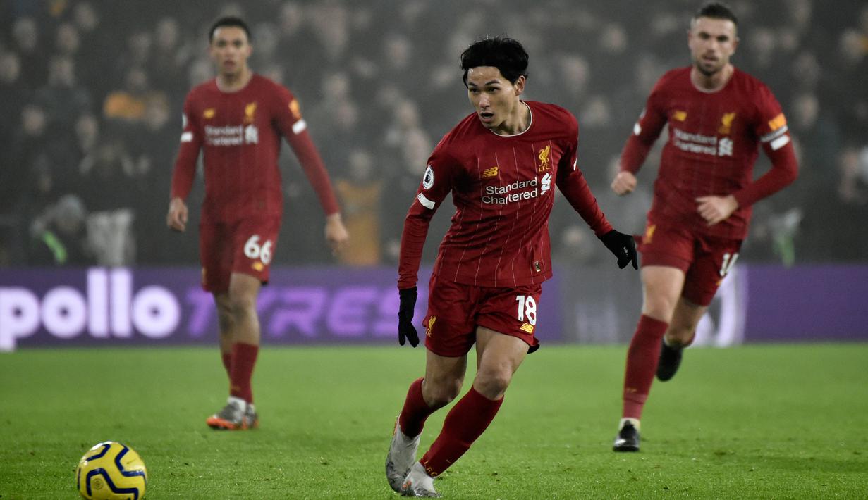 Pemain Liverpool Takumi Minamino (tengah) menendang bola saat menghadapi Wolverhampton Wanderers pada pertandingan Liga Inggris di Molineux Stadium, Wolverhampton, Inggris, Kamis (23/1/2020). Liverpool menang 2-1. (AP Photo/Rui Vieira)