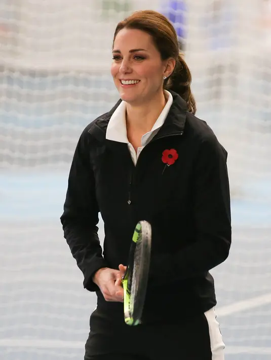 Kate Middleton ambil bagian berlatih tenis dalam kunjungannya ke Lawn Tennis Association di Pusat Tenis Nasional, London, Senin (31/10). Kate yang tengah hamil anak ketiga itu tampak mengenakan pakaian serba sporty. (Daniel Leal Olivas/Pool via AP)