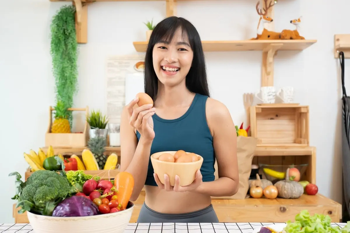 perempuan makan sehat diet buah sayur