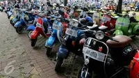 Sejumlah vespa terparkir saat berlangsungnya Jakarta Mods Mayday 2017, Jakarta, Sabtu (13/5). Jakarta Mods Mayday 2017 merupakan ajang berkumpulnya penggemar skuter Vespa. (Liputan6.com/Johan Tallo)
