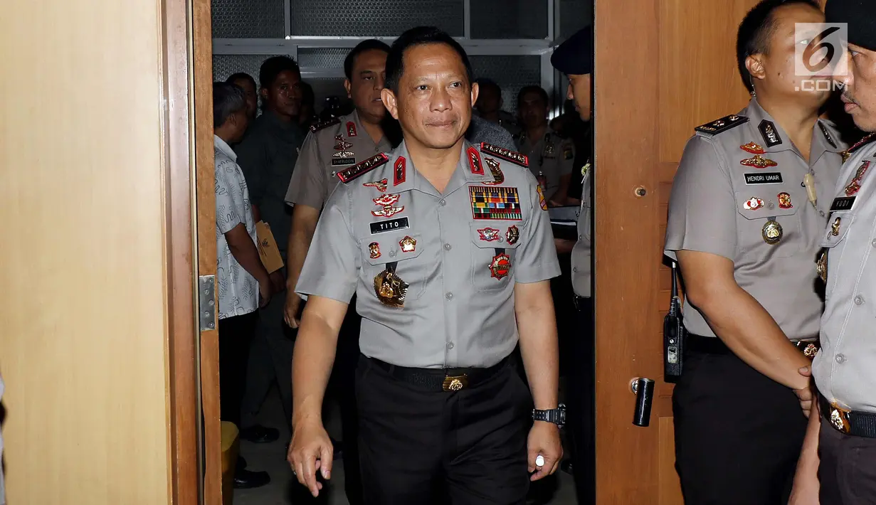 Kapolri Jenderal Pol Tito Karnavian bersiap mengikuti raker dengan Komisi III DPR di Kompleks Parlemen Senayan, Jakarta, Rabu (14/3). Rapat membahas persiapan Polri dalam pengamanan Pilkada Serentak 2018. (Liputan6.com/Johan Tallo)