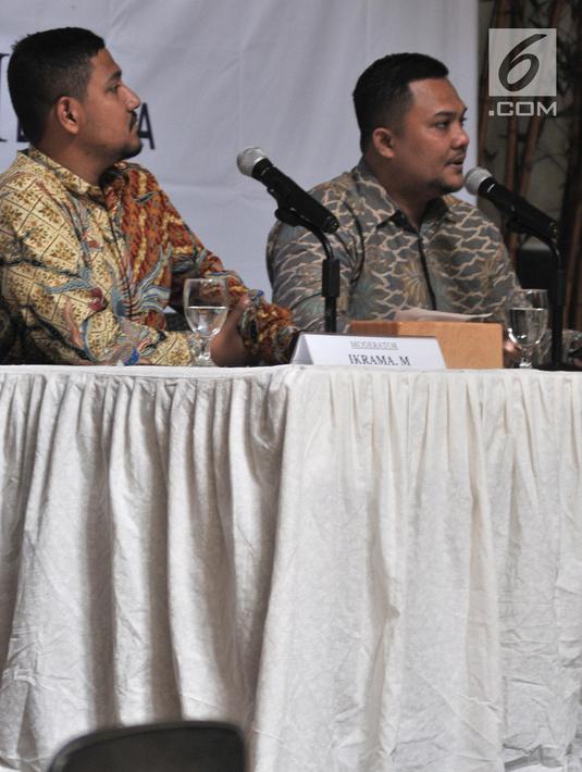Peneliti Lingkaran Survei Indonesia (LSI) Denny JA, Rully Akbar (kanan) didampingi moderator Ikrama M saat rilis survei di Kantor LSI, Jakarta, Kamis (4/10). Menurut Rully, masyarakat menginginkan agar Pancasila makin kuat. (Merdeka.com/Iqbal Nugroho)