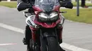 Pangeran William mengendarai motor Triumph Tiger 1200 terbaru dalam kunjungannya ke pabrik Triumph Motorcycles di Hinckley, Inggris, Selasa (20/2). Selain menjajal motor, William juga melihat proses perakitan moge Triumph. (AFP PHOTO/POOL/Ian Vogler)