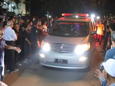 Mobil ambulans yang membawa jenazah penyanyi Mike Mohede tiba di rumah duka kawasan Bintaro, Tangerang Selatan, Minggu (31/7). Mike Mohede dinyatakan meninggal sekitar pukul 18:02 WIB lantaran terkena serangan jantung. (Liputan6.com/Angga Yuniar)