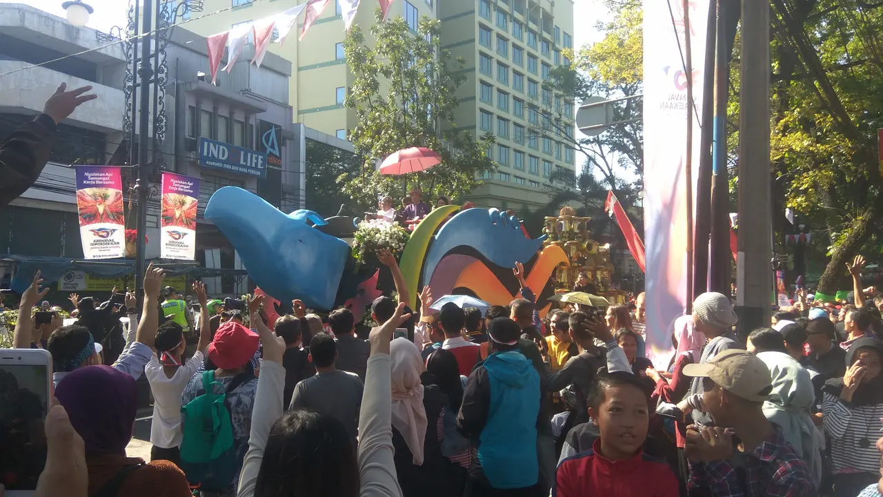 Jokowi bagikan souvenir di Karnaval Kemerdekaan di Bandung, Jawa Barat 