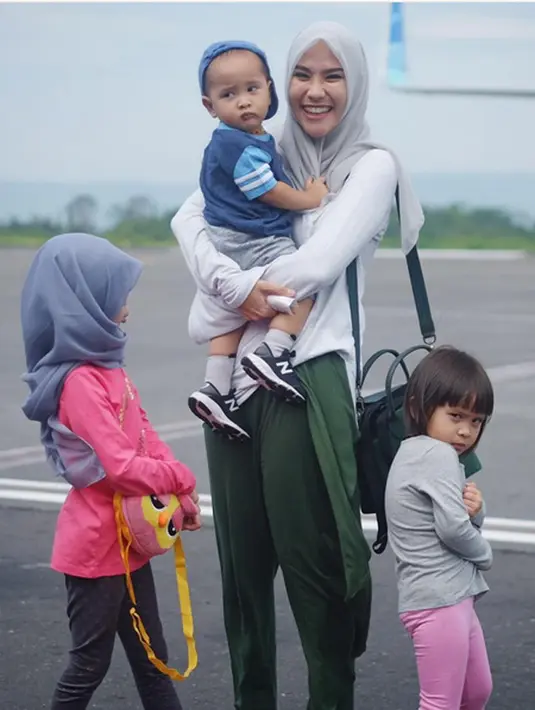 Tidak banyak mengambil pekerjaan agar bisa fokus menjalankan ibadah puasa serta mendampingi putri pertamanya, Kanna Syblilla Bramantyo yang sedang belajar puasa. Pengalaman berkesan bisa bersama saat buka dan taraweh bersama. (Instagram/zaskiadyamecca)