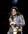 Di sini Michael Jackson terlihat mengenakan thong emas di luar celana hitam ketatnya. Ia memadukannya dengan jaket hologram bersiluet lebar dan gaya Rambo yang berkilauan. Foto: Mick Hutson/Redfrens/Glamour.