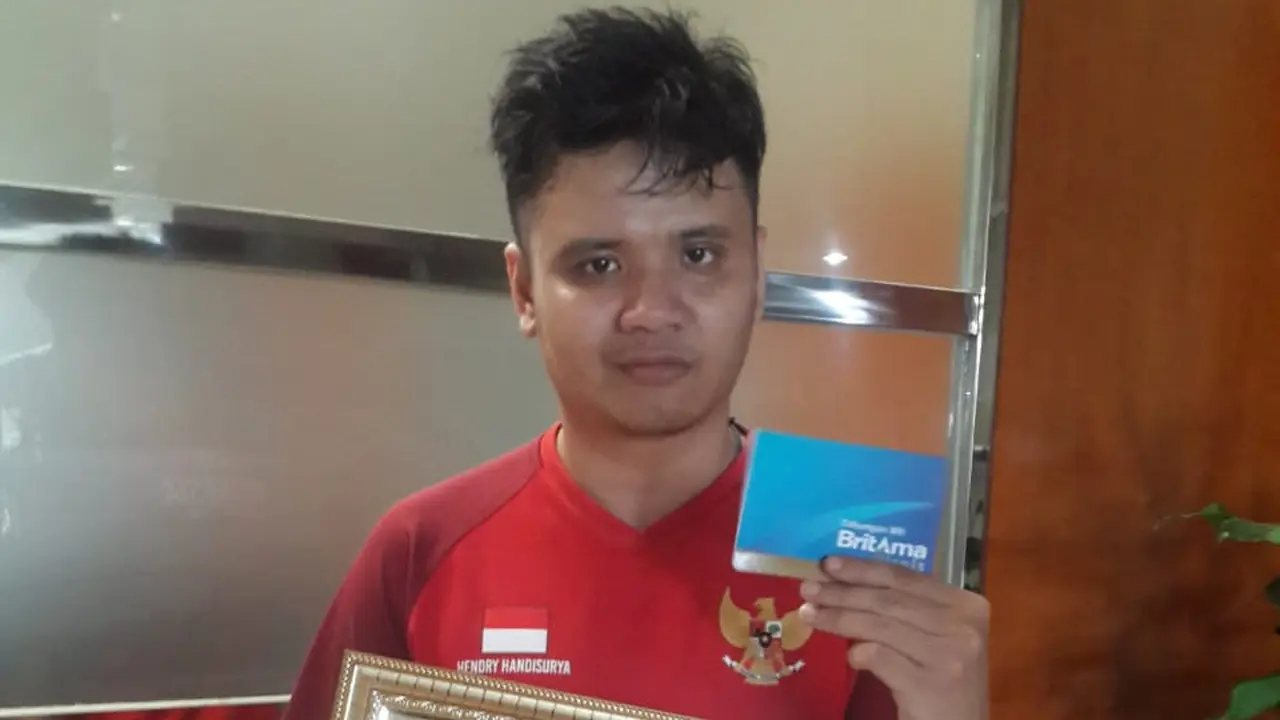 Hendry "Jothree" Handisurya, mendapatkan sertifikat penghargaan dan bonus uang dari Menpora Imam Nahrawi pada Kamis (6/9/2018).