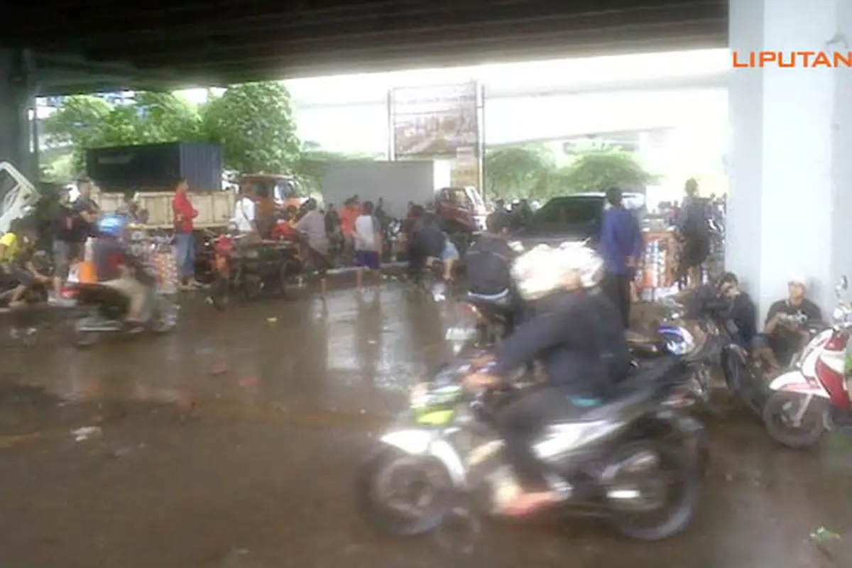 banjir-di-perempatan-moi140118b.jpg