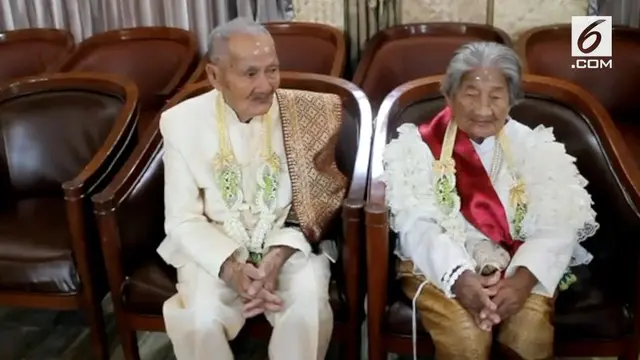 Pernikahan lansia di panti jompo di Thailand. Pengantin laki-laki berusia 100 tahun sementara pengantin wanita berusia 96 tahun.