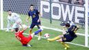 Striker Cile, Jose Pedro Fuenzalida, berebut bola dengan bek Australia, Ryan McGowan pada laga Grup B Piala Konfederasi 2017 di Arena Otkrytiye, Moskow, Minggu (25/6/2017). Cile bermain imbang 1-1 dengan Australia. (EPA/Sergei Chirikov)