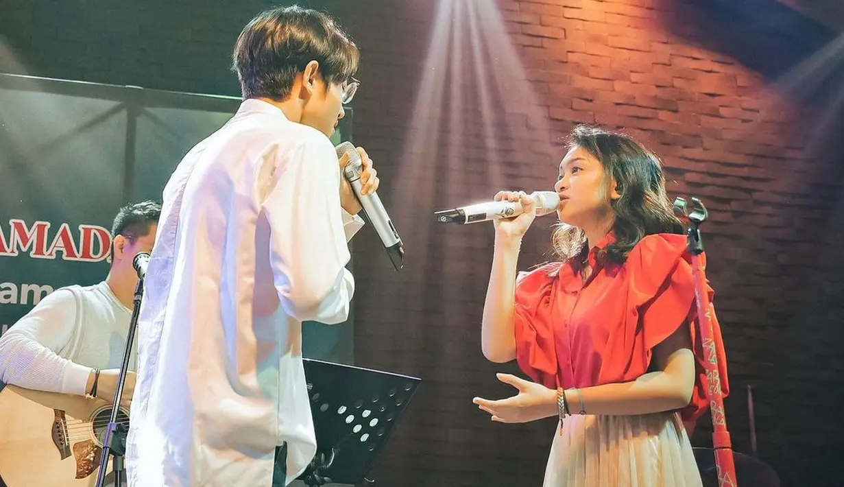 "Memang dari kecil bareng, bokap gue sama dia juga satu band, jadi memang udah kayak keluarga sendiri, dekat banget," kata Kiesha Alvaro di kawasan Jakarta Selatan pada 14 April 2023 silam dilansir dari Kapanlagi. [Instagram/zara_leola_official]