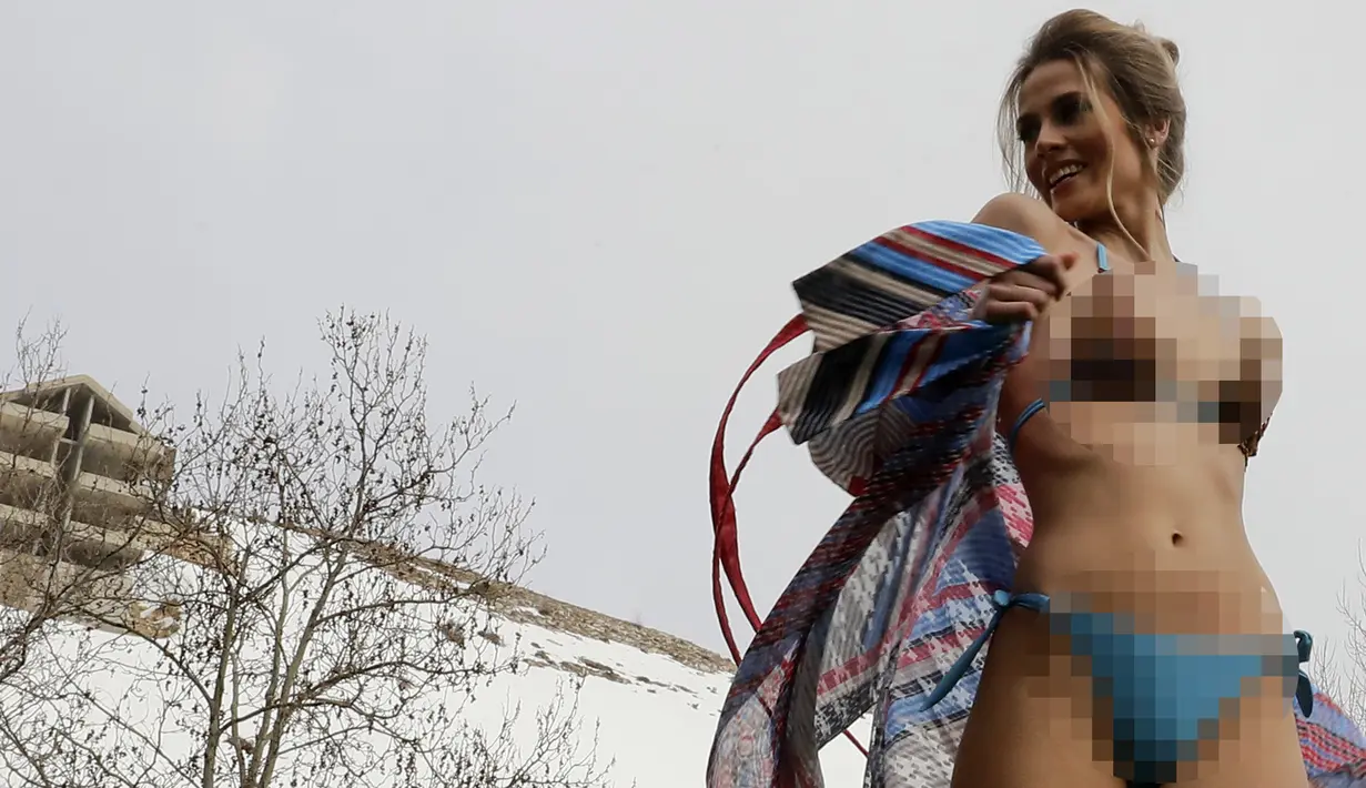 Model berpose menggenakan kreasi busana pakaian dalam di resor ski Lebanon Faraya, timur laut ibukota Beirut, (23/3). (AFP Photo/Joseph Eid)
