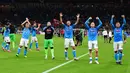 Para pemain Napoli memberi salam kepada suporter usai mengalahkan AC Milan pada lanjutan Liga Serie A Italia di stadion San Siro di Milan, Senin (19/9/2022). Kemenangan ini mengantar Napoli naik ke puncak klasemen dengan 17 poin. Sedangkan AC Milan berada di peringkat lima dengan 14 poin. (AFP/Miguel Medina)