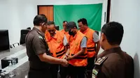 Para terdakwa korupsi pembangunan Masjid Raya Senapelan Pekanbaru saat ditahan penyidik Kejati Riau. (Liputan6.com/M Syukur)